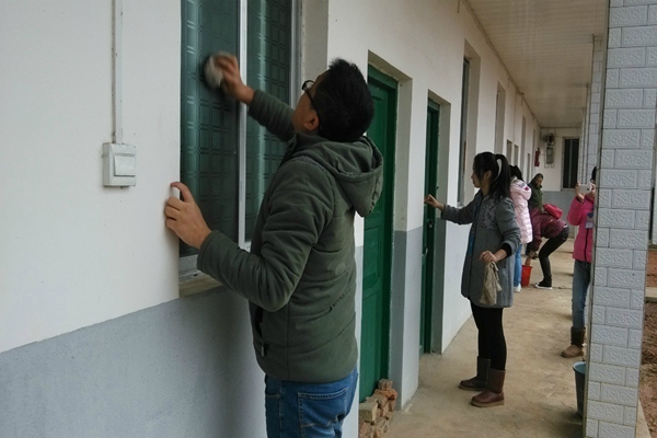 校大科协成员在敬老院里进行打清扫活动