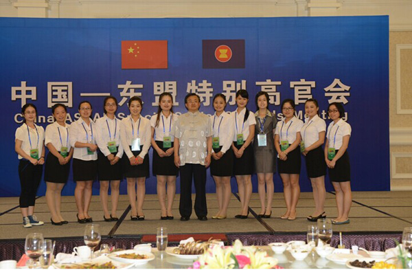 中国-东盟特别高官会志愿者与外交部副部长刘振民合影