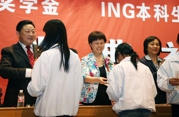 与会嘉宾为获奖学生颁奖，后排右一为黄丹、后排中为杨丽君。