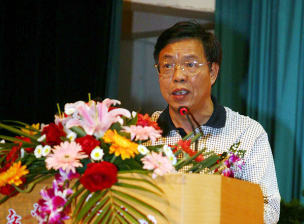 钟瑞添副校长在大会上讲话。