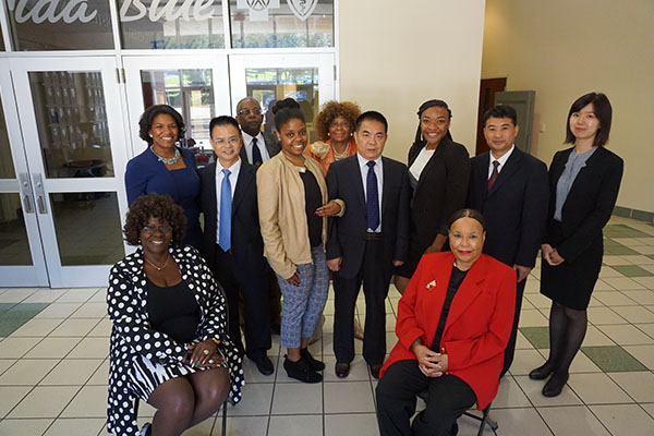 照片_0004_2 与部分参加中美国际教育研讨会人员合影.jpg