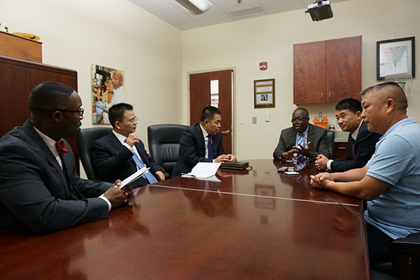 照片_0003_3 与佛罗里达制药学与药理学学院院长座谈交流.jpg