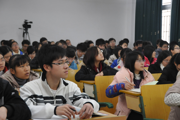 同学们专心听讲(赵晋凯 摄)