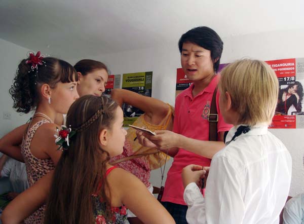 赵俊老师与参赛选手交流。