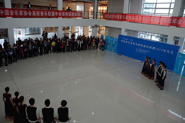 参会代表观看原生态壮族大歌表演