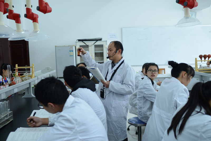同学们在生物学实验教学示范中心上课 - 副本.JPG