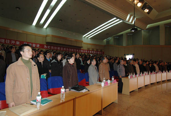 雄壮的国歌声中，全体代表起立