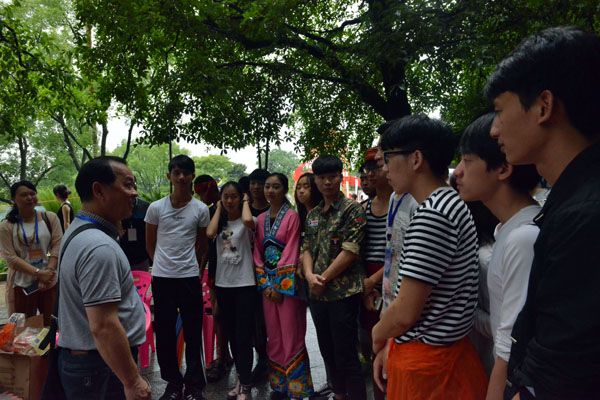 节目录制前，白晓军副校长到后台看望参演师生