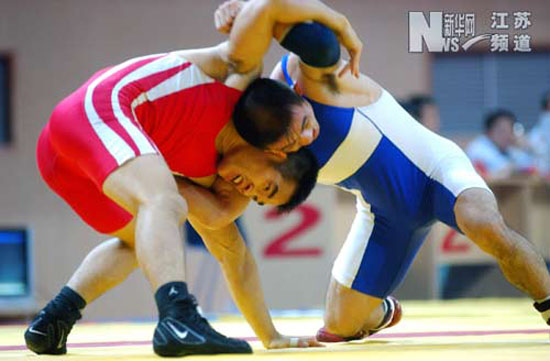 摔跤运动员秦毅（左）在比赛中。