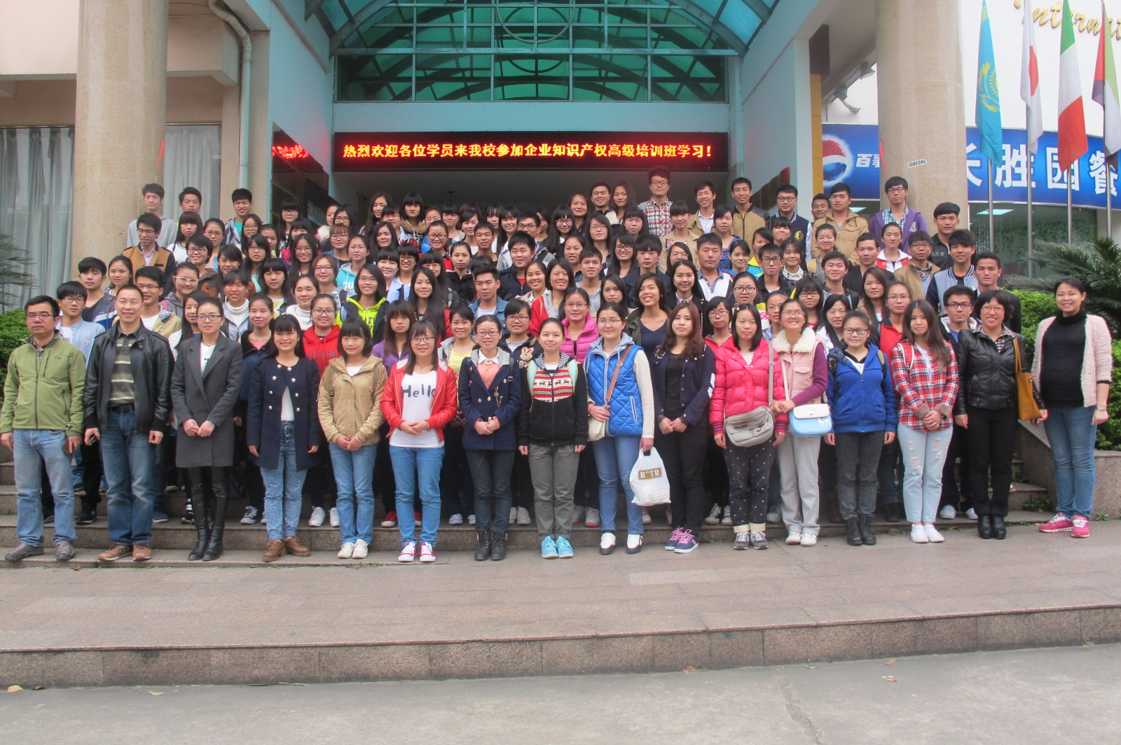 中国电信桂林分公司领导与受助学生合影留念