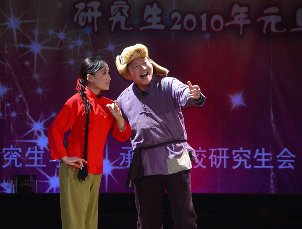 博士生导师沈家庄教授与研究生同台表演戏剧《白毛女》