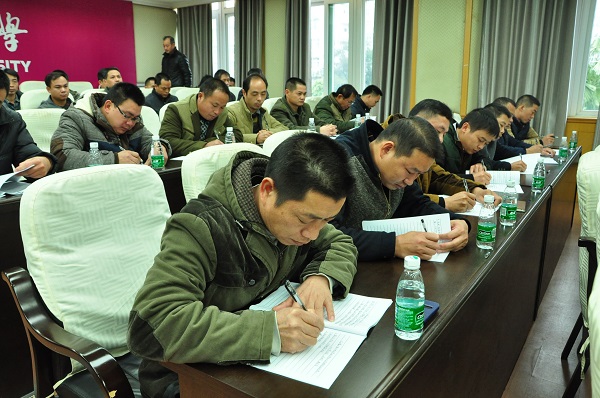 学员认真做笔记