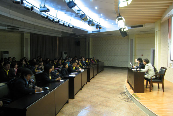 教育科学学院徐学莹教授给学员做讲座。