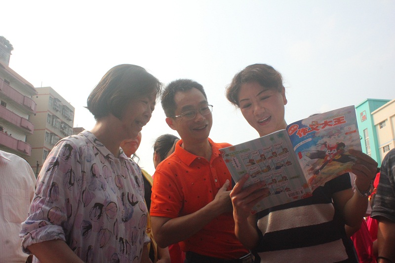 2 自治区新闻出版广电局党组成员、副局长吴晓丽（右），自治区新闻出版广电局新闻报刊处处长黄品良（中），在广西期刊传媒集团副总编辑梁艺（左）的陪同下指导工作-800.jpg