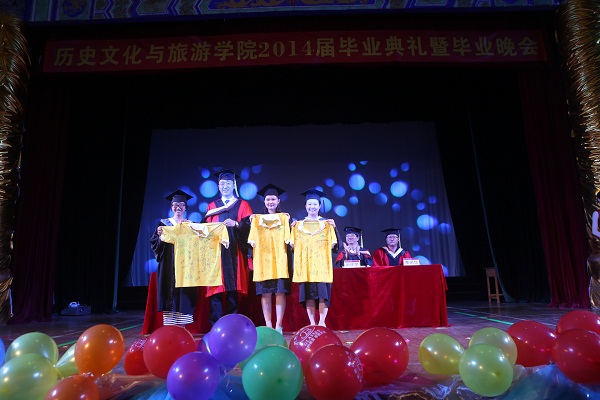 院领导接受毕业生的礼物——签满名的院服