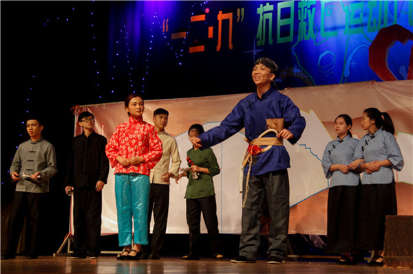 漓江学院上演戏剧《放下你的鞭子》