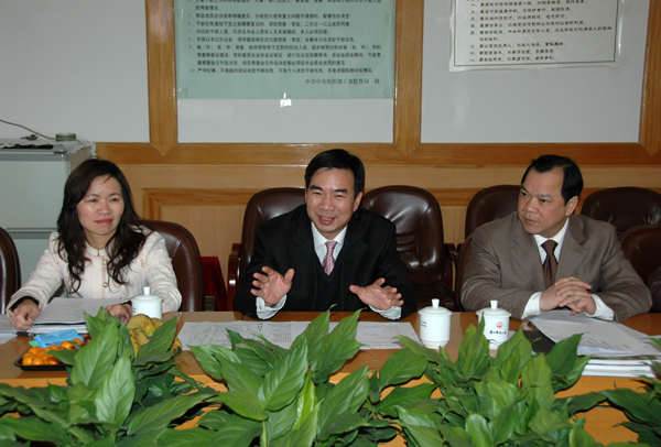 我校梁宏校长（中）、桂林旅专党委书记林娜（左）和我校副校长白晓军参加了会谈。