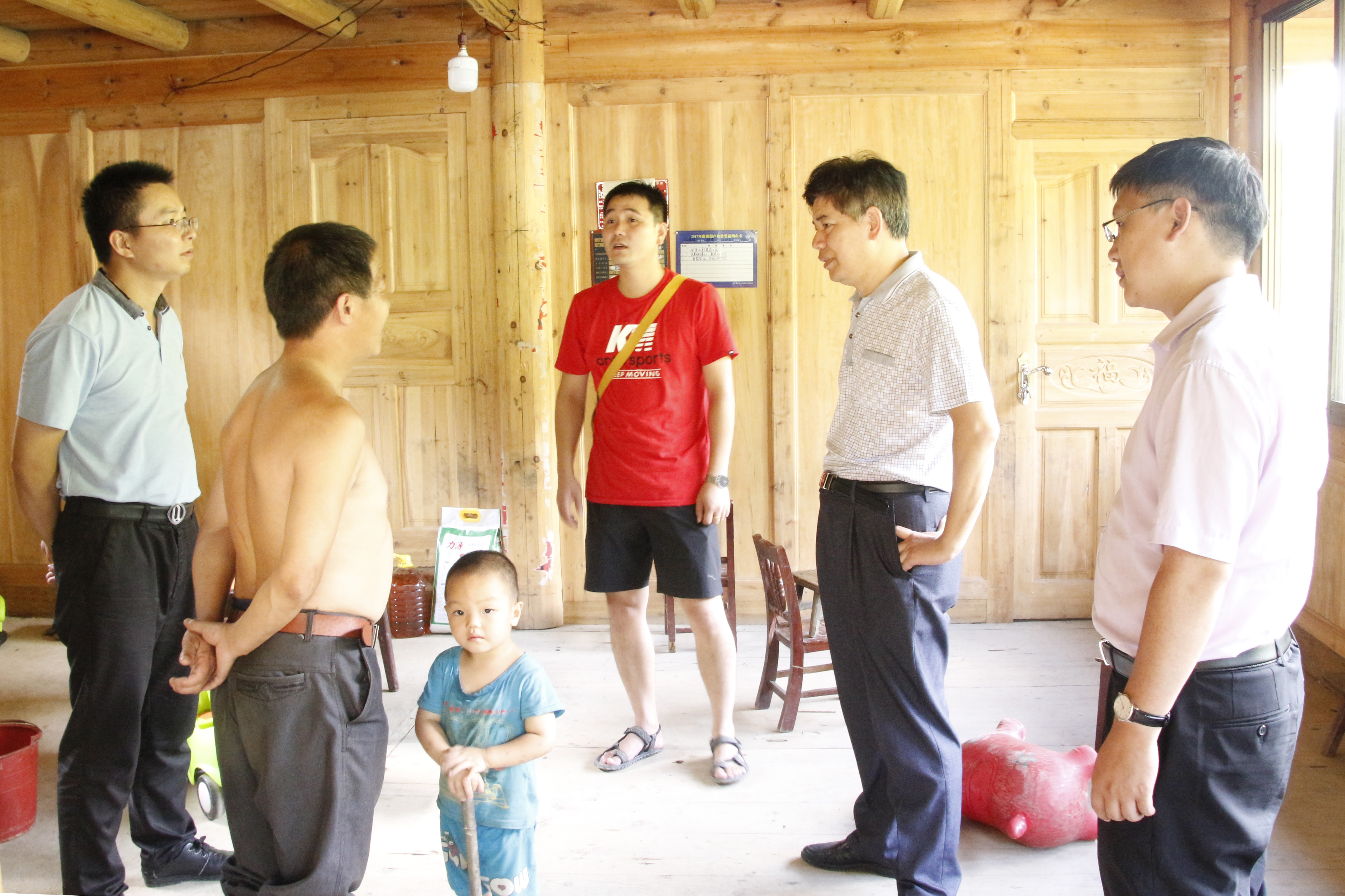 4.慰问贫困户.JPG