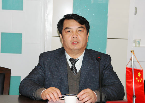 陈大克书记向客人们介绍我校近年来的发展情况　黄裕光　摄