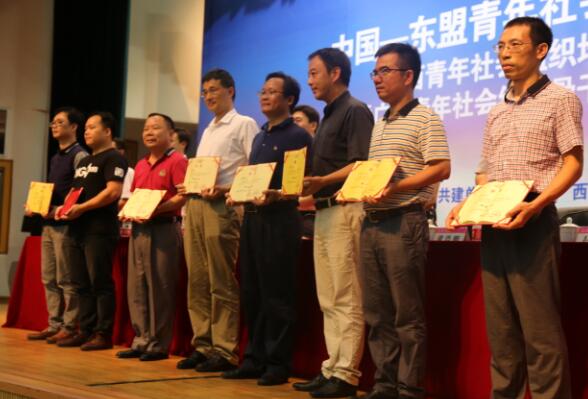 为校内外受聘专家颁发聘书