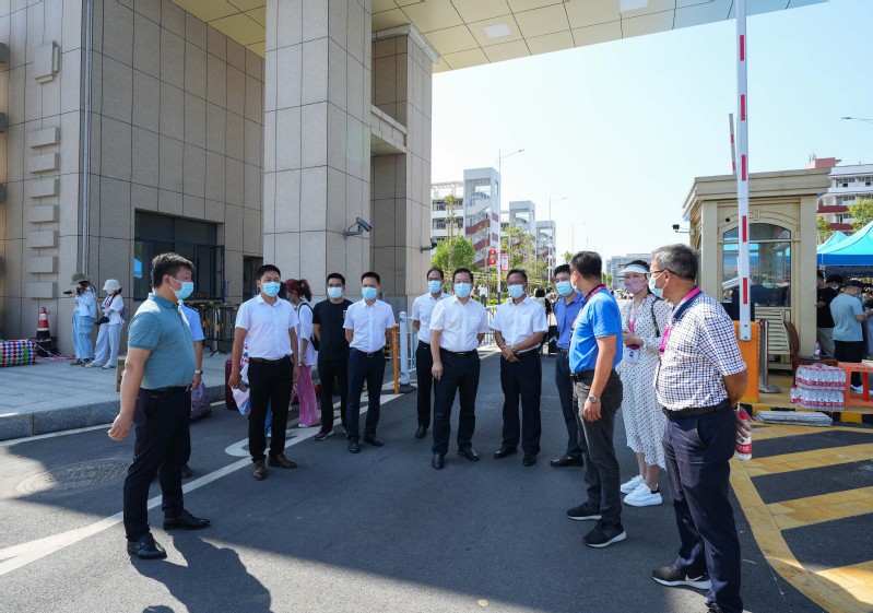 【你好，新同学】校领导检查迎新工作并看望2022级新生