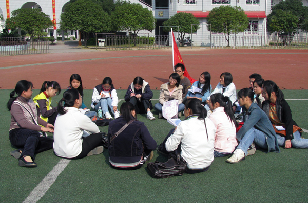 走进中学听优秀教师讲课并与中学优秀教师座谈。