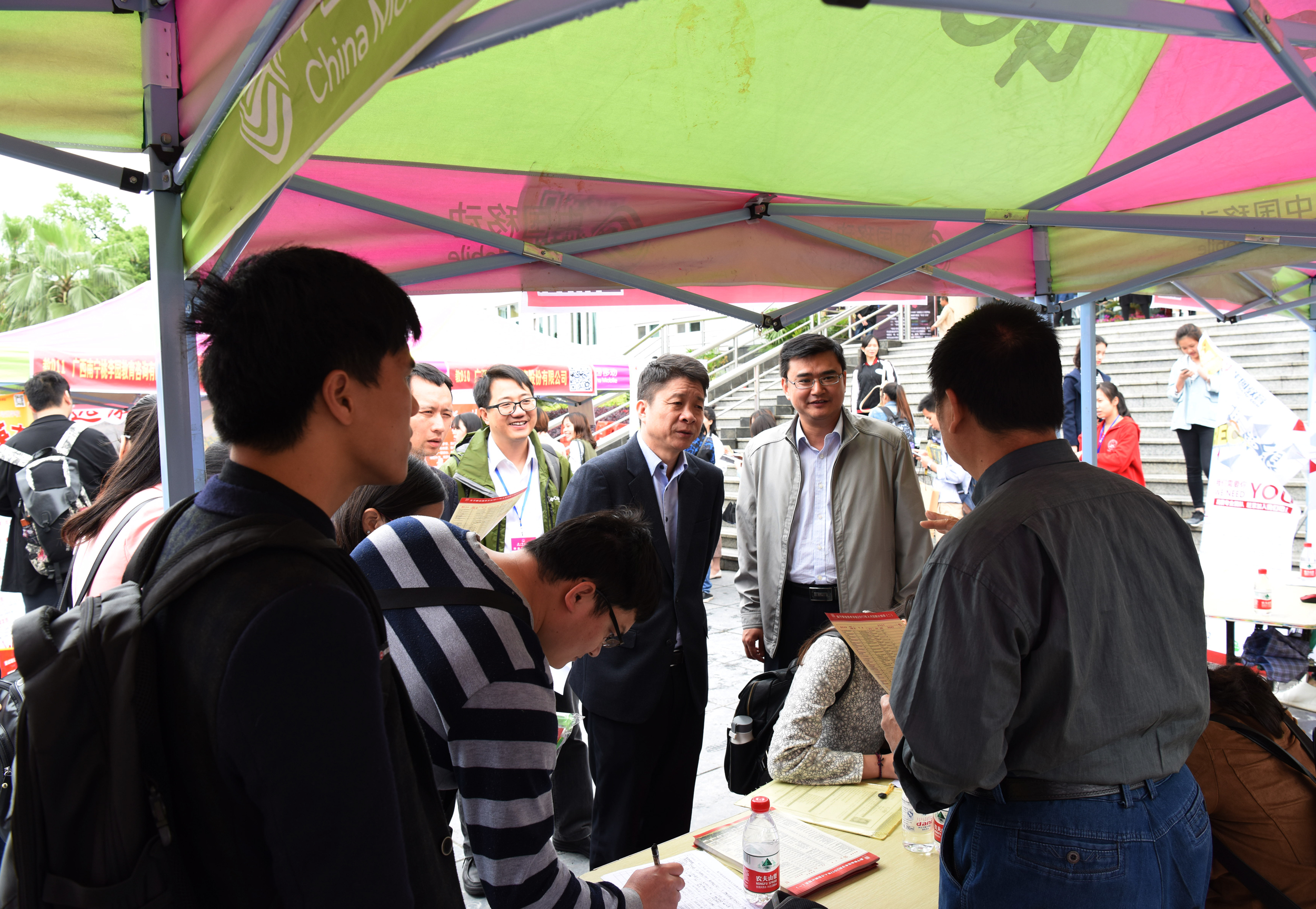 我校副校长孙杰远和自治区教育厅就业处领导到现场与用人单位进行交流0.jpg 我校副校长孙杰远和自治区教育厅就业处领导到现场与用人单位进行交流0.jpg