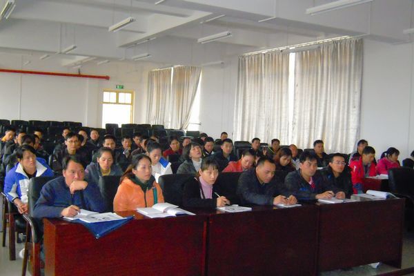 学员认真听取报告