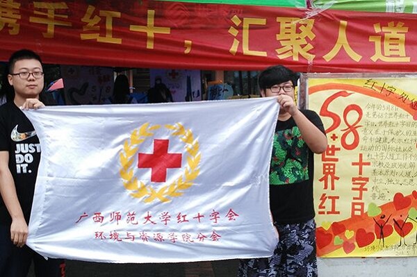 分会代表在为参赛作品拉票