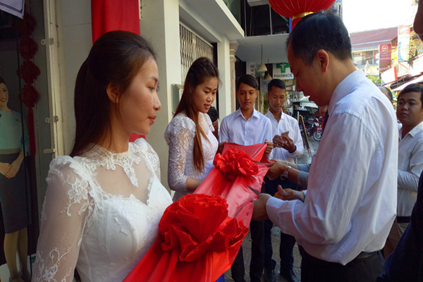 3-我校党委副书记旷永青在揭牌仪式上剪彩.jpg 3-我校党委副书记旷永青在揭牌仪式上剪彩.jpg