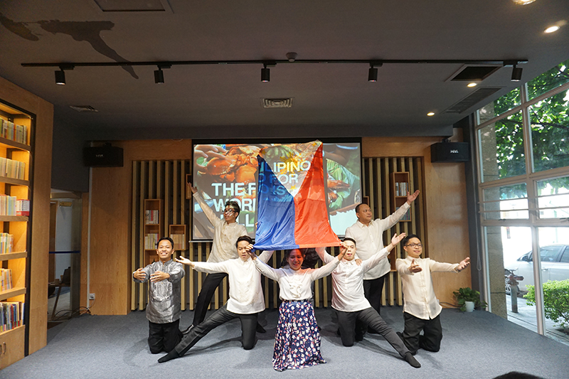 菲律宾学员表演（李筱竺 摄）.JPG