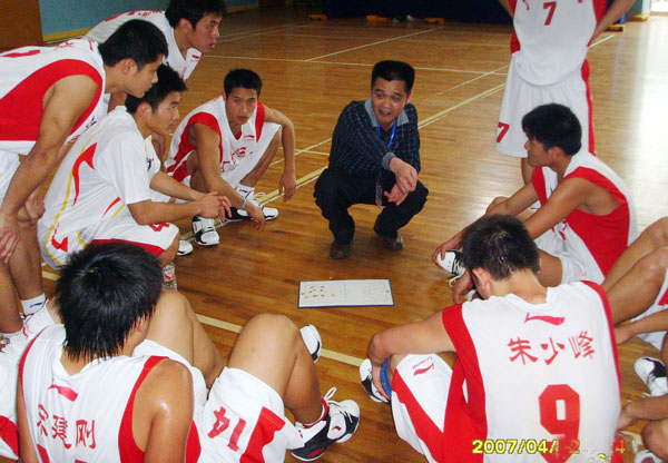 比赛间隙，主教练在排兵布阵。
