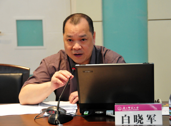 白晓军副校长汇报我校安全工作
