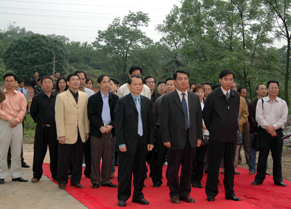 校党委书记陈大克、校长梁宏、副校长蓝常周出席揭牌仪式，学校相关部门的负责人参加了仪式。
