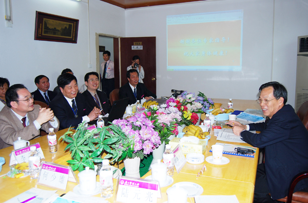 杨文轩教授（右）与体育学院领导班子亲切交流。