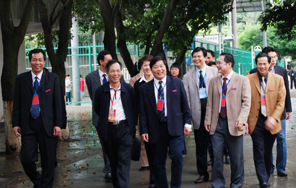 杨文轩教授（前排左二）走访体育学院。