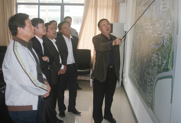 刘健斌副校长在向客人介绍雁山校区的建设规划。