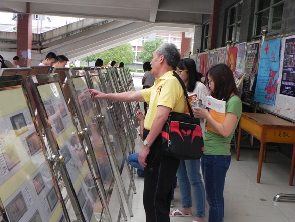 钱币学会的老师在为同学们答疑解惑