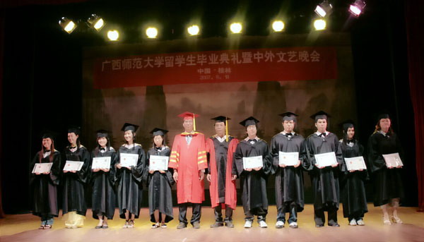 与毕业生留影。