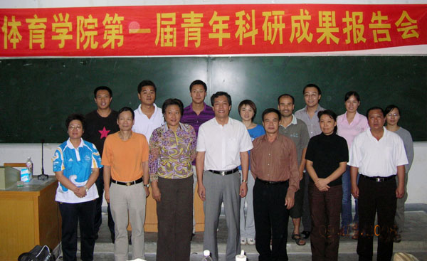 参加报告会展示的选手和评委合影。