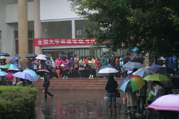 等待入场（大学生通讯社 陆斌 摄）