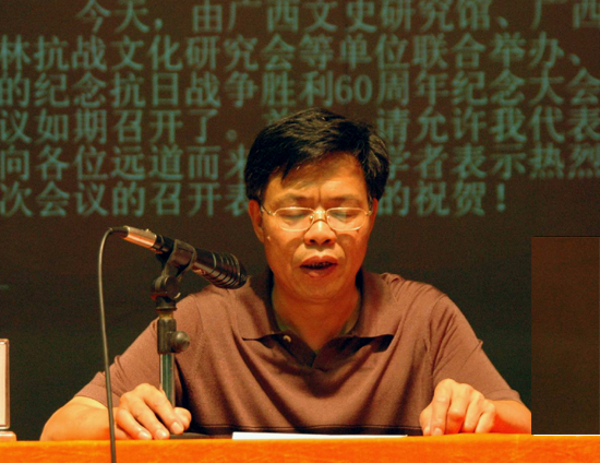 我校副校长钟瑞添教授在开幕式上致辞。