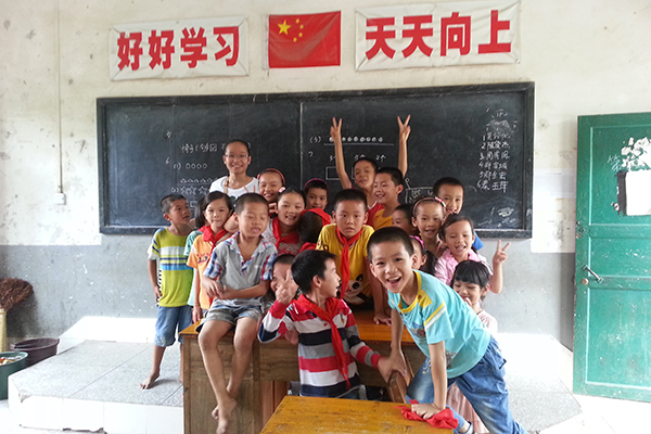 志愿者在画山小学与孩子们互动