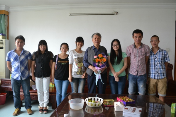 覃海错老师与学生合影