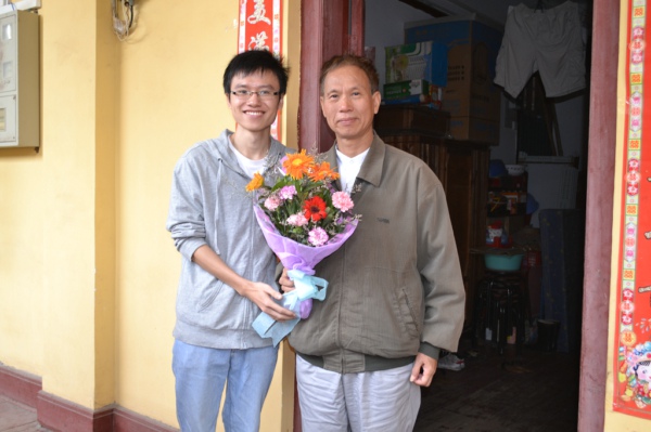 学生在教师节之际赠送肖机生老师鲜花