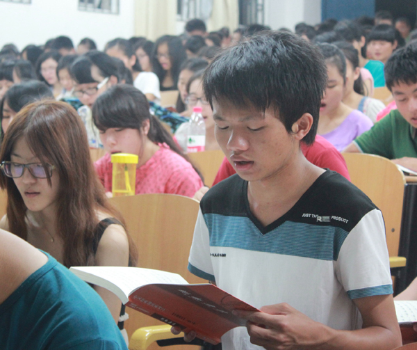 文学院2013级新生齐读《大学》,开启自己的大学生活