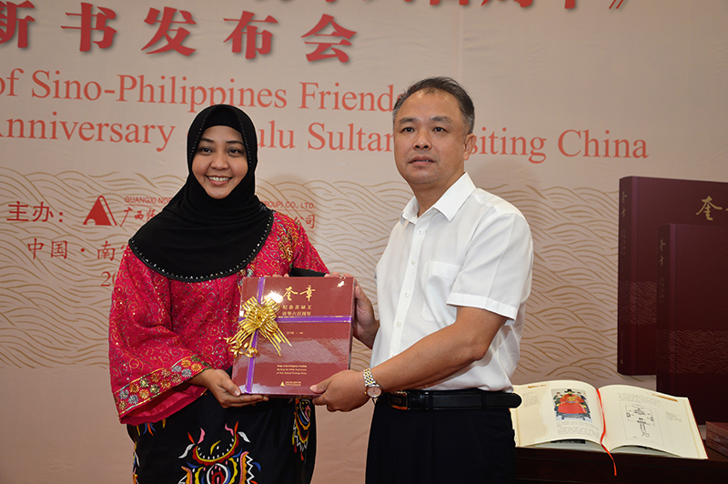广西师范大学党委副书记赵铁向苏禄王后裔基拉姆公主赠书.JPG 广西师范大学党委副书记赵铁向苏禄王后裔基拉姆公主赠书.JPG