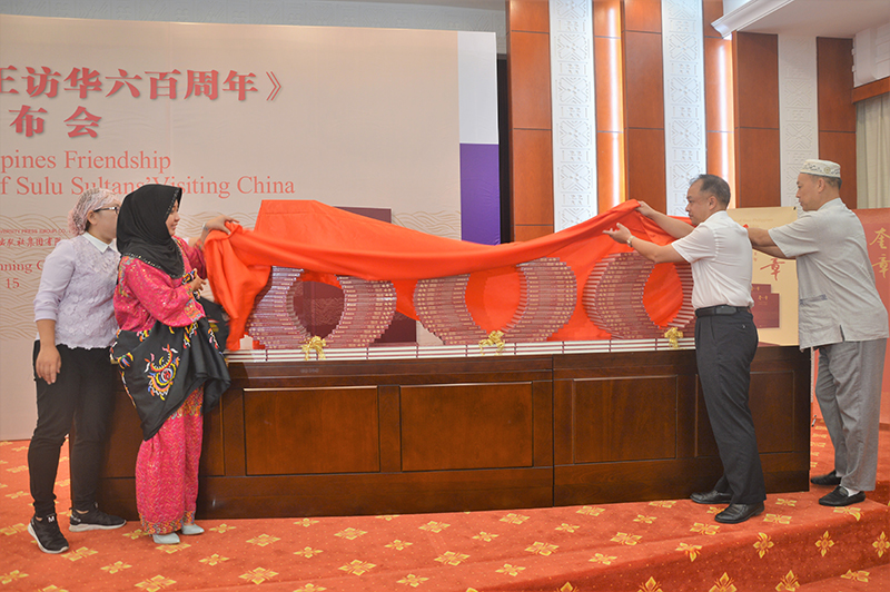 广西师范大学党委副书记赵铁与苏禄王后裔基拉姆公主一同为新书揭幕.JPG 广西师范大学党委副书记赵铁与苏禄王后裔基拉姆公主一同为新书揭幕.JPG