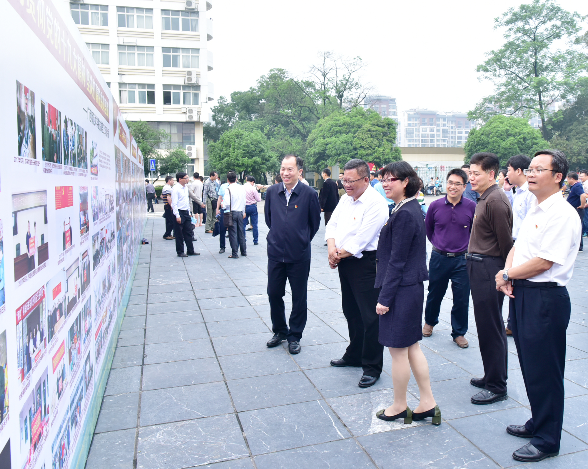 参观广西师范大学脱贫攻坚工作图片展0.jpg