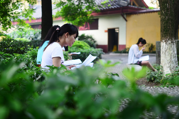读书岩下，同学们在进行晨读